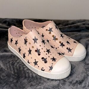 Natives Jefferson pink with black starts. Great used condition.